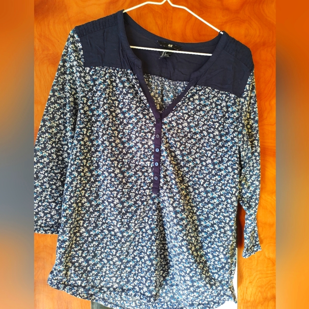 H&M floral top. Blue and cream colors. Women's S.